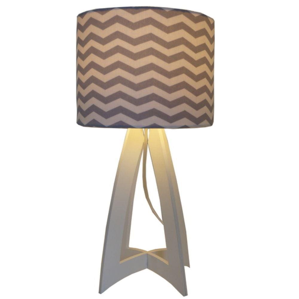 Abajur Base Madeira e Cúpula Chevron Crie Casa Cinza e Branco