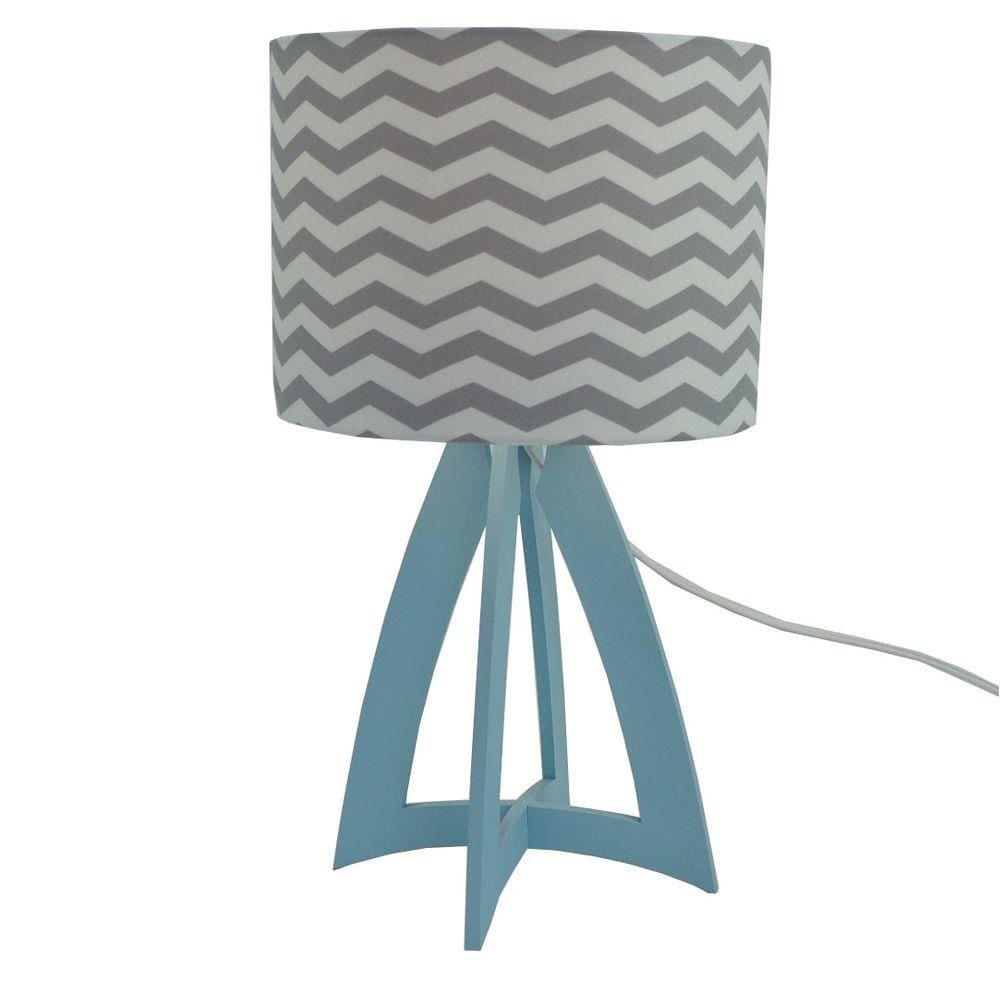Abajur de Mesa Base Madeira Azul Bebê e Cúpula Chevron