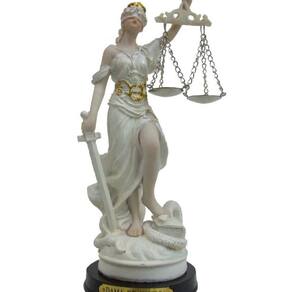 Dama Da Justiça De Resina Creme Com Base De Madeira 08X21Cm