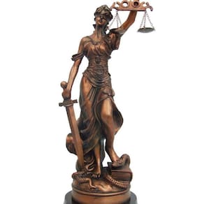 Dama Da Justiça De Resina Bronze Com Base De Madeira 16X37Cm