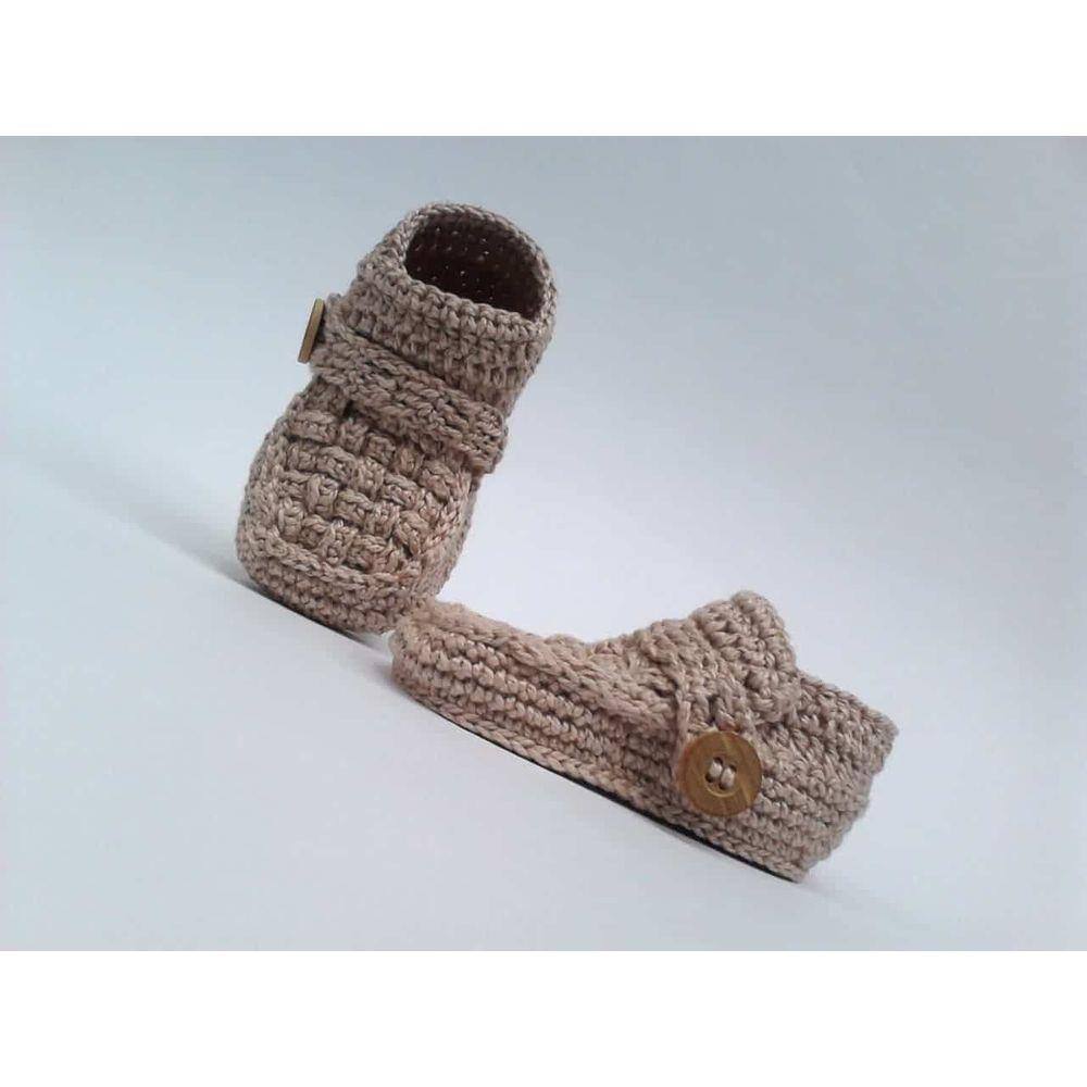 A343 Sapatinho croche bebe masculino mocassim bege botao madeira correia |  Casas Bahia
