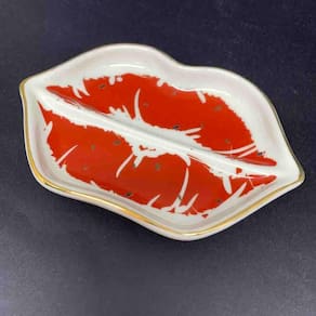 Enfeite Decorativo de Porcelana Boca Vermelha 14 x 9 x 2cm