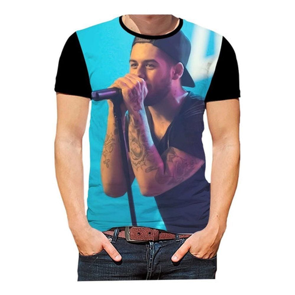 camisa branca e bermuda preta