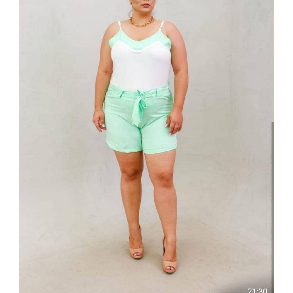 short verde com blusa branca