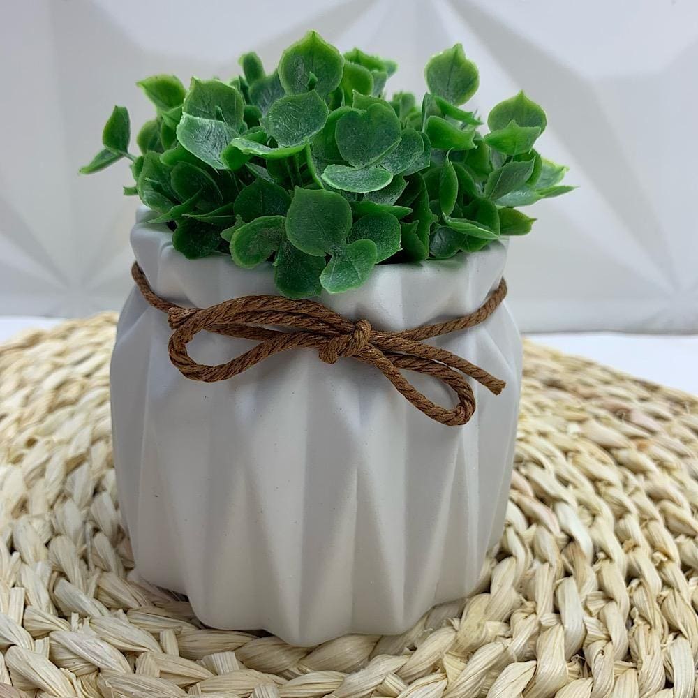 Vaso branco trabalhado de cerâmica com detalhe corda