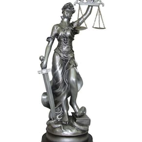 Dama Da Justiça De Resina Prata Com Base De Madeira 08X21Cm