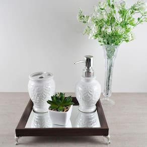 Bandeja Espelhada Lavabo Banheiro "P" madeira cor MARROM 17x22x4cm pés de metal prateado/cromado