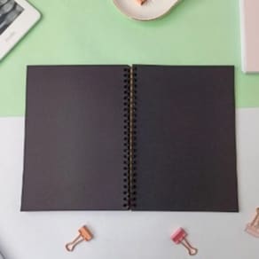 Caderno ¼ Espiral 80 Folhas Pretas Scrapbook Capa Kraft 15 x 21 cm - Art&Art