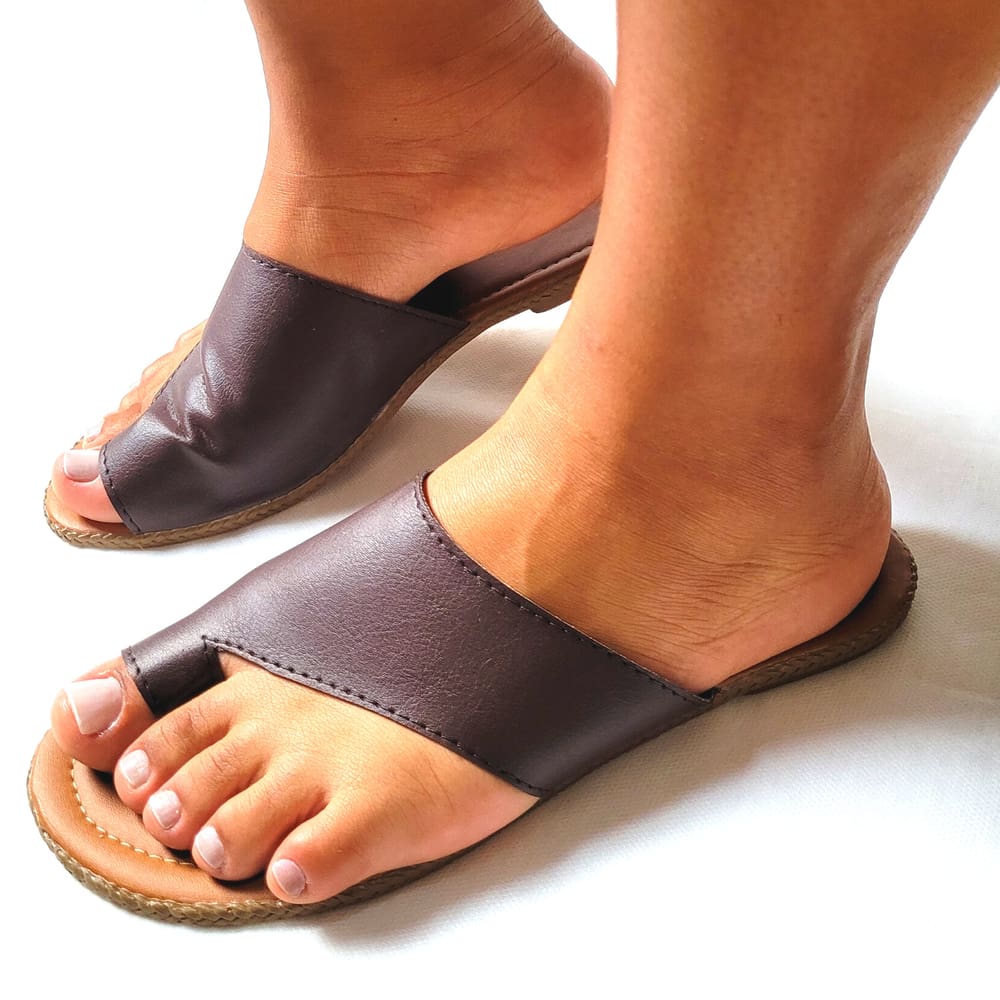 Sandália Rasteirinha Modelo Dedo Lateral Cor Café Pour Femme