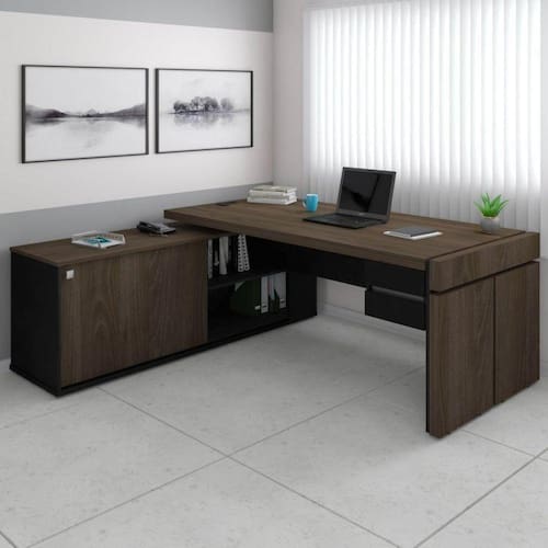 Menor preço em Conjunto para Escritório Mesa em L com Caixa de Tomada e 2 Gavetas Artany Charuto/Preto
