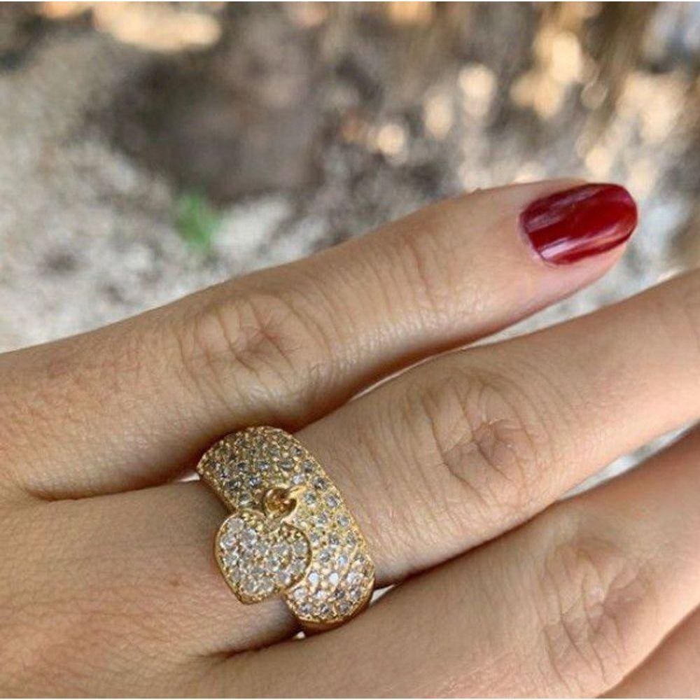 Anel Base Larga Pingente Coração Pendurado Cravejado Banho De Ouro