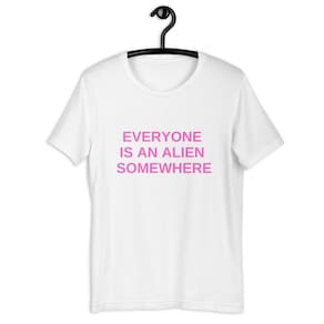 Camiseta Blusa Tshirt Feminina - Everyone Is An Alien Somewhere