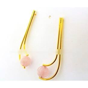 Brinco Boomerang Montagem Pedra Quartzo Rosa Dourado
