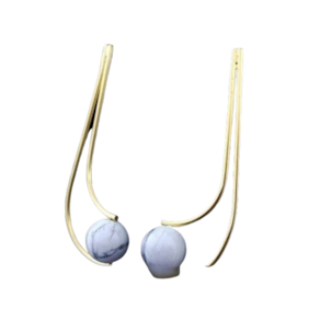 Brinco Boomerang Pedra Howlita Montagem Dourado