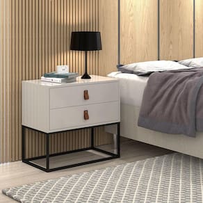 Mesa de Cabeceira Unic Off White 60 2 Gavetas C/Puxador Couro Pés de Ferro Cor:Preto