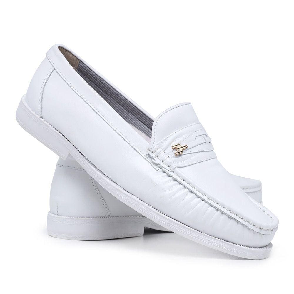 Mocassim Em Couro Com Sola Reta Costura Reforçada E Detalhe Em Metal Moda Chic
