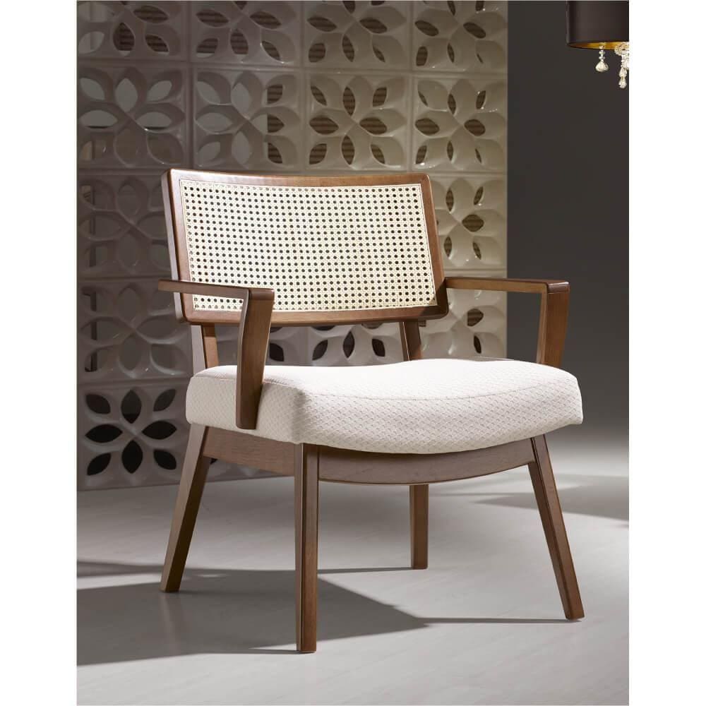 Poltrona Charmy Estofada em Tecido Linho e Madeira Tauari - Bege