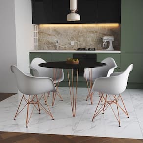 Mesa Jantar Redonda 90Cm Preta Clips 3 Pés Com 4 Poltronas Brancas Base Cobre - Cor: Preto