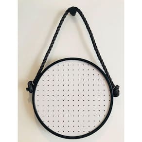 Pegboard Adnet Preto Corda Preta Fundo Branco 40 cm Redondo