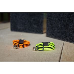 Arranhador Para Gatos Sofá Ou Cama Box + Coleiras Com Guizo
