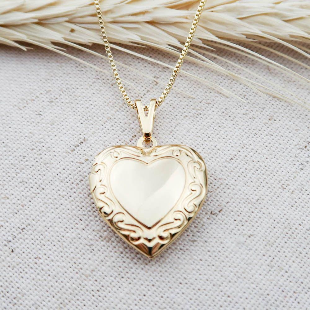 Colar Relicário Modelo Coração Pequeno Com Desenho Banhado Em Ouro 18k