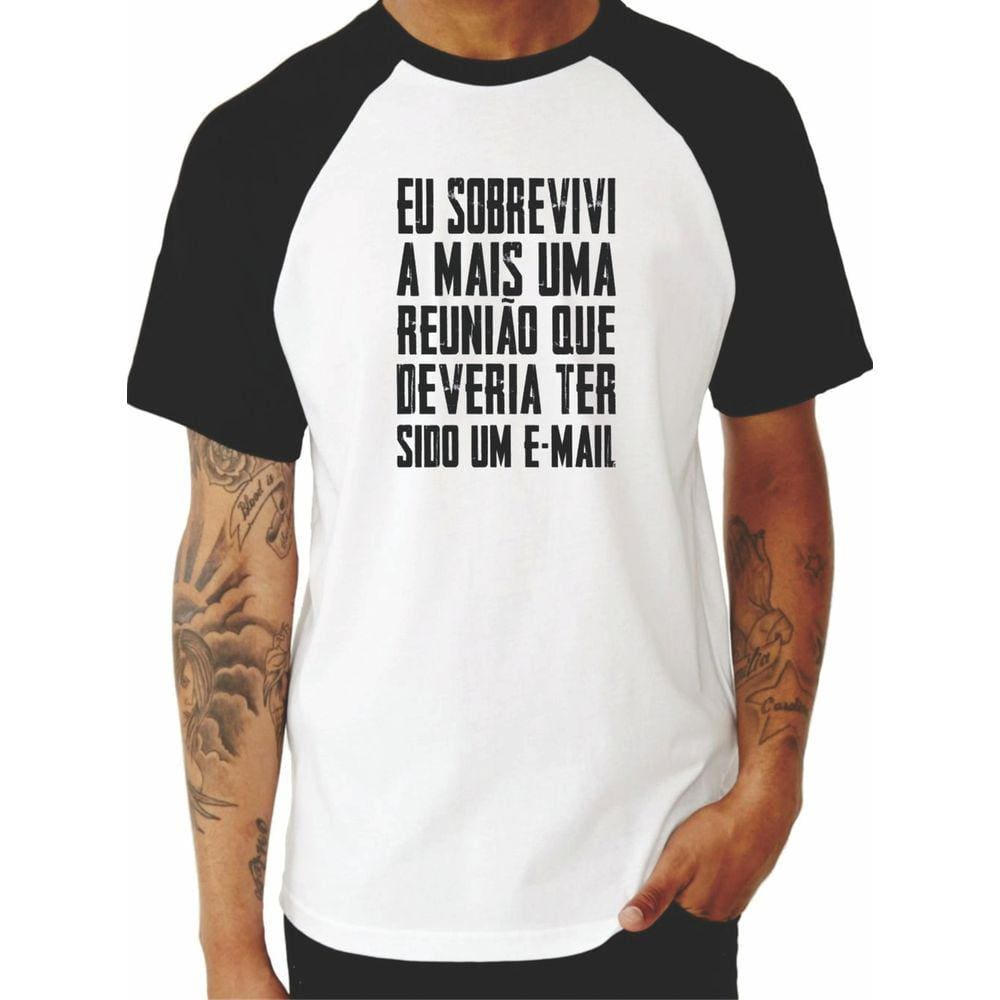 Camiseta com frase engraçada mestrado em deboche - Poetic.