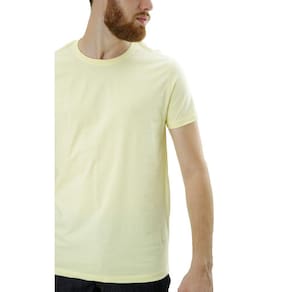 Camiseta Tradicional Amarela com design minimalista