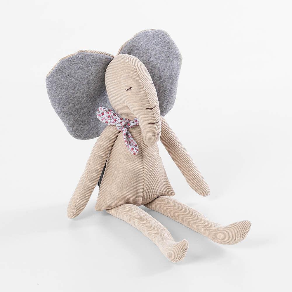 Elefanta Vick com Cachecol