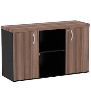 Armário Baixo Credenza Pe40 Pandin 121,50 Cm Em Mdp Walnut E Preto Dois Nichos E Duas Portas