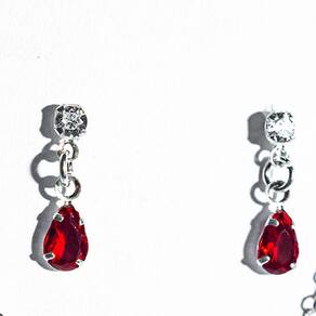 Brinco Gota Facetada Zircônia Rubi Garra Prata 925