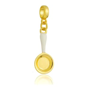 Pingente Berloque Frigideira Gastronomia Pandora Banhado a Ouro 18k - Premium