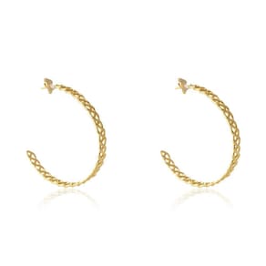 Brinco Argola Média Trabalhada c/Vazado Folheado Em Ouro 18k