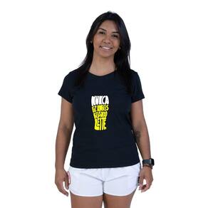 Camiseta Feminina Algodao Frase Nunca Fiz Amigos Bebendo Leite Com Abridor Garrafa Manga Curta