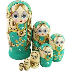 Menina bonita com grande trança artesanal Matryoshka desejando