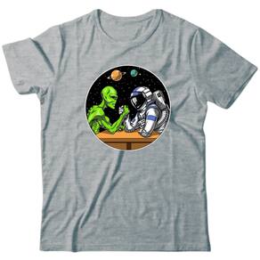 Camiseta algodão ufologia - Alien vs Astronauta