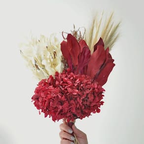 Buquê de flores desidratadas hortênsia vermelha