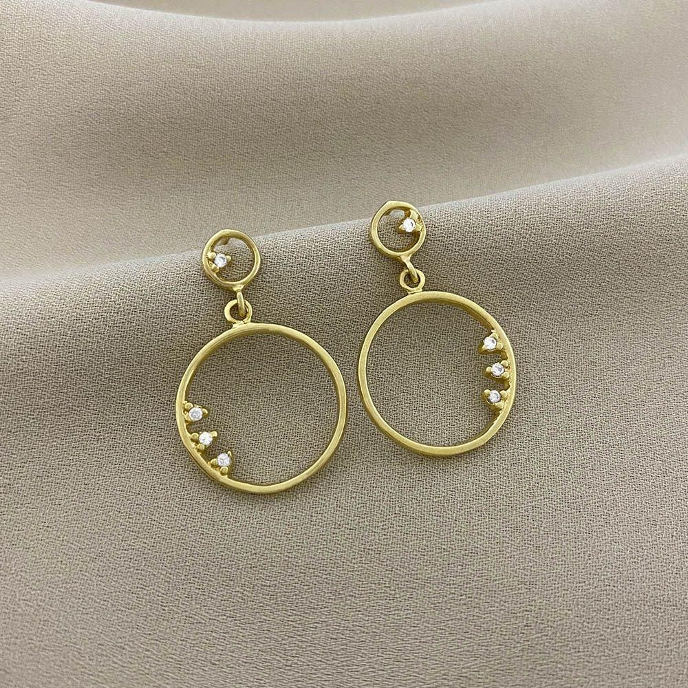Brinco Círculo Vazados com detalhes em Zircônia