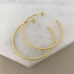 Brinco Argola Coração com Detalhes Torcidos Banhado a Ouro