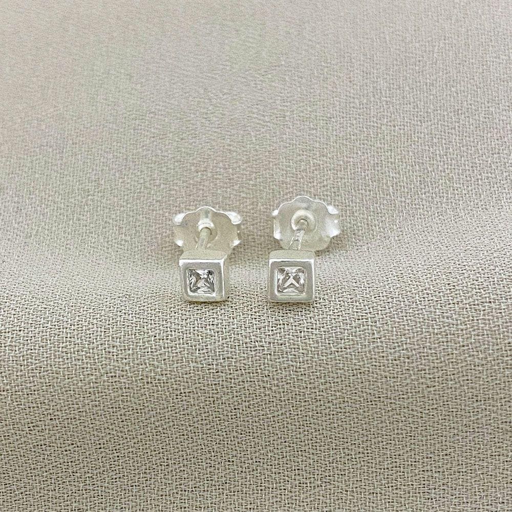 Brinco Quadrado com detalhe de Zircônia