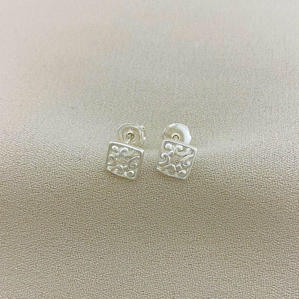 Brinco Quadrado Vazado detalhado