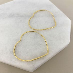 Brinco Argola Coração com Detalhes Torcidos