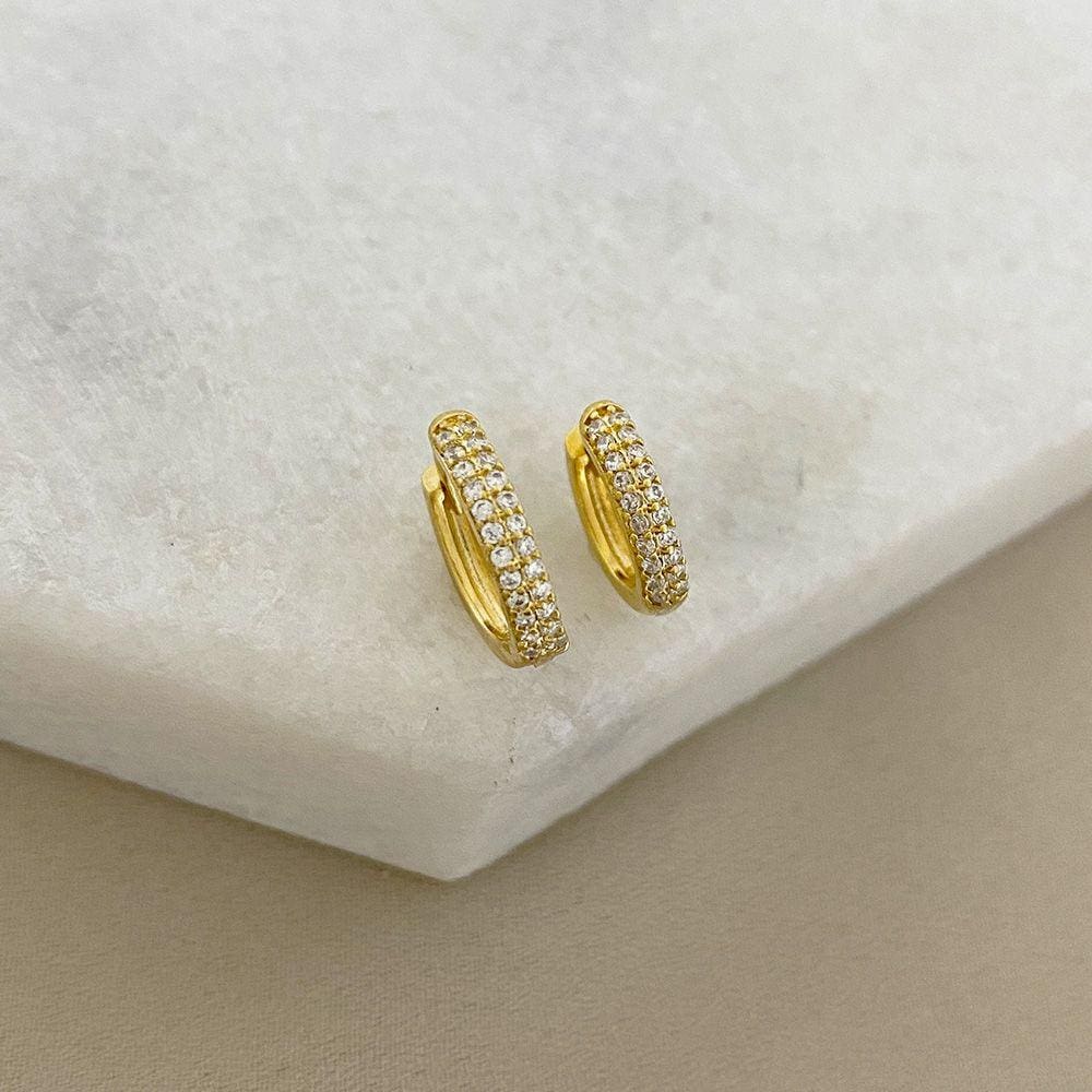 Brinco Argolinha Acabamento Arredondado Cravejada com Zircônia