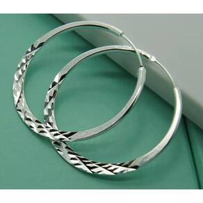Brinco Argola Prateado Detalhe Moderno Q1231