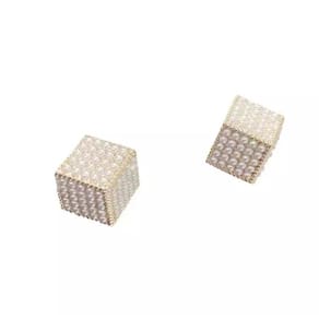 Brinco Pérola Cubo Quadrado Detalhes Dourado