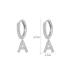 Brinco Prateado Letra K Alfabeto Argola Strass S1633