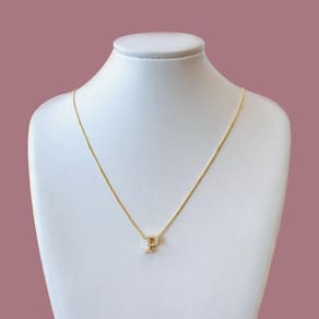 Colar Letra Cravejada Zircônia Cristal Banhado a Ouro