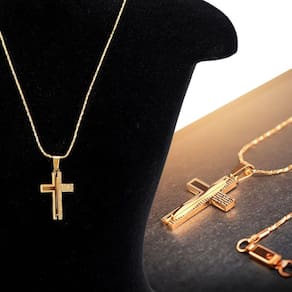Cordão banhado ouro aço + pingente crucifixo + saquinho