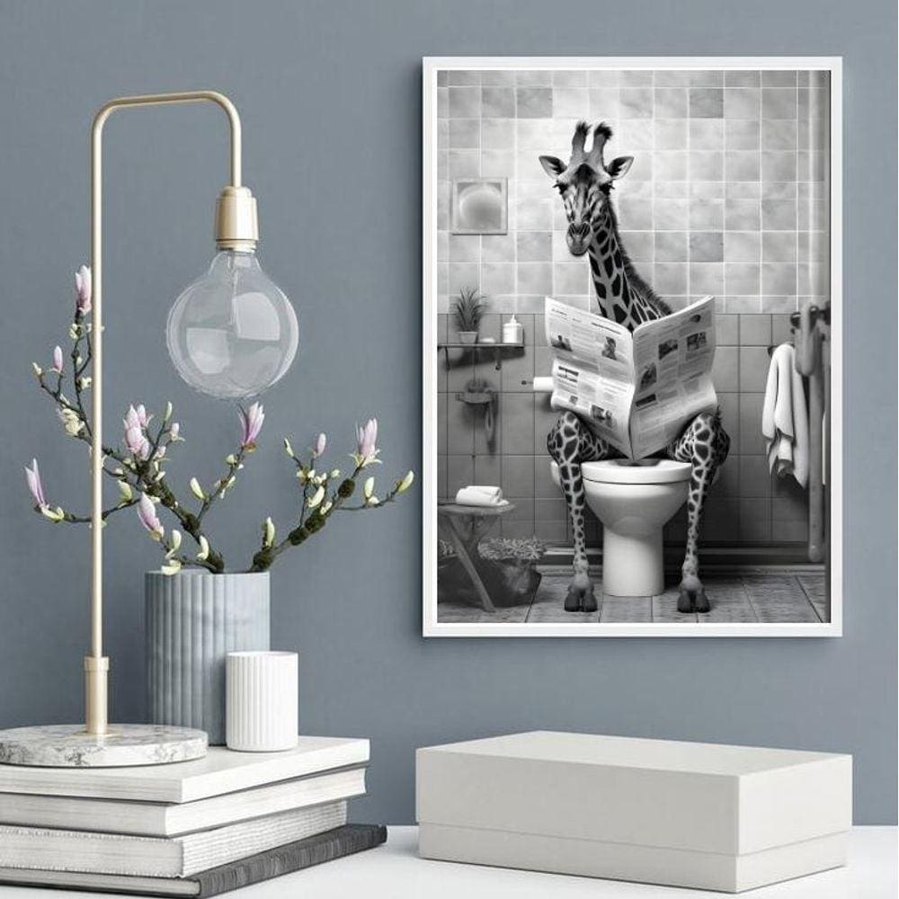 Quadro Girafa No Banheiro Lendo Jornal 45X34Cm - Com Vidro