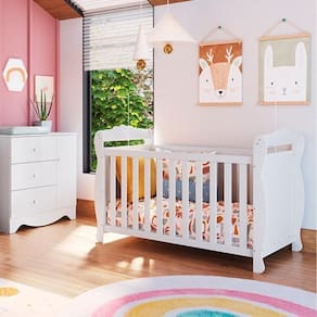 Quarto de Bebê com Berço Americano e Cômoda 1 Porta Cocada Espresso Móveis Branco Brilho