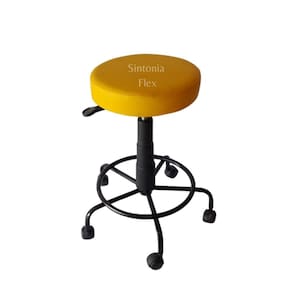 Mocho estética com base de ferro com apoio de pé com rodízio corano amarelo